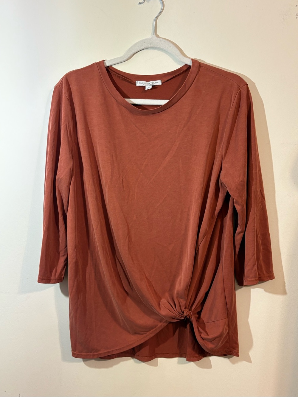 Green Envelope women’s medium crew neck T-shirt‎ knotted detail at the hem rust
